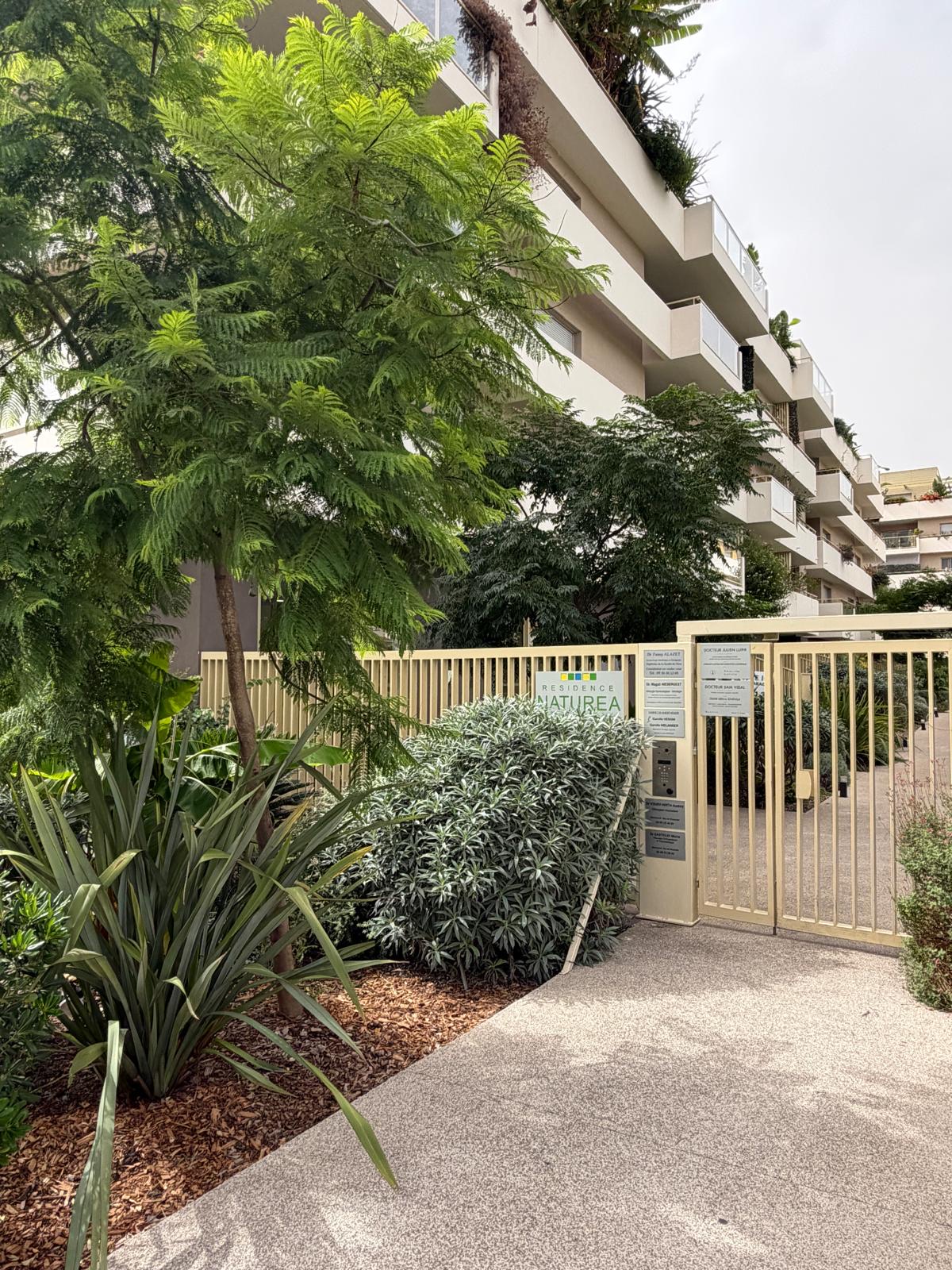Entrée de la résidence Le Naturea, cabinet du Docteur Luini à Cagnes-sur-Mer
