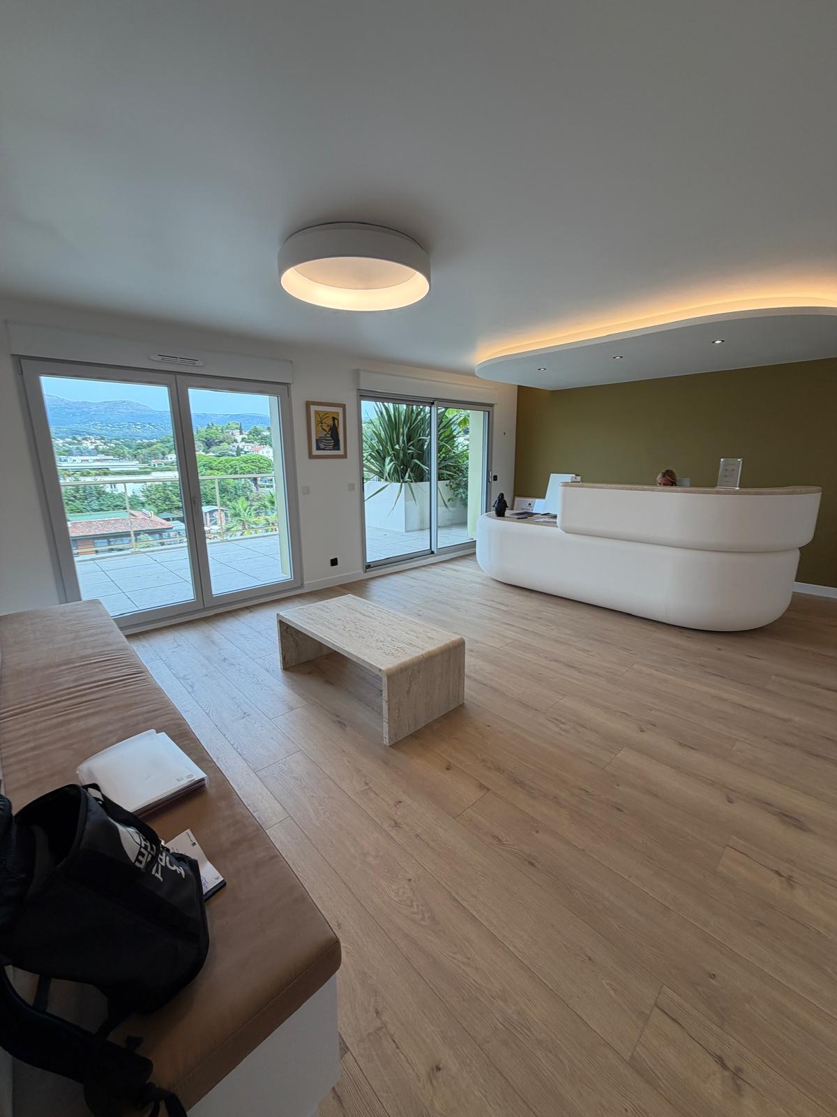 Salle d'attente et accueil du cabinet du Docteur Luini, avec vue sur la terrasse