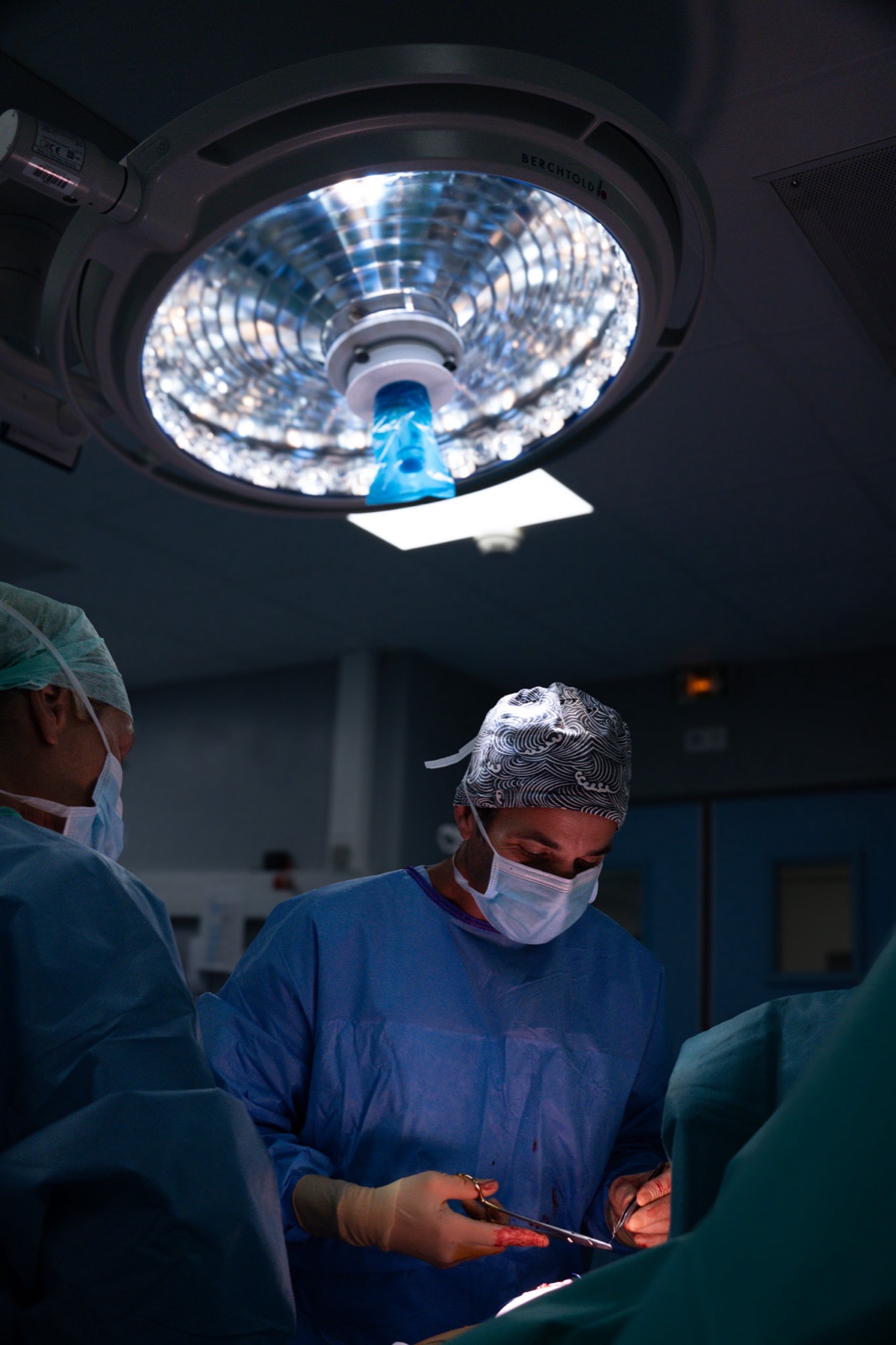 Le Docteur Julien Luini au bloc opératoire sous le scialytique