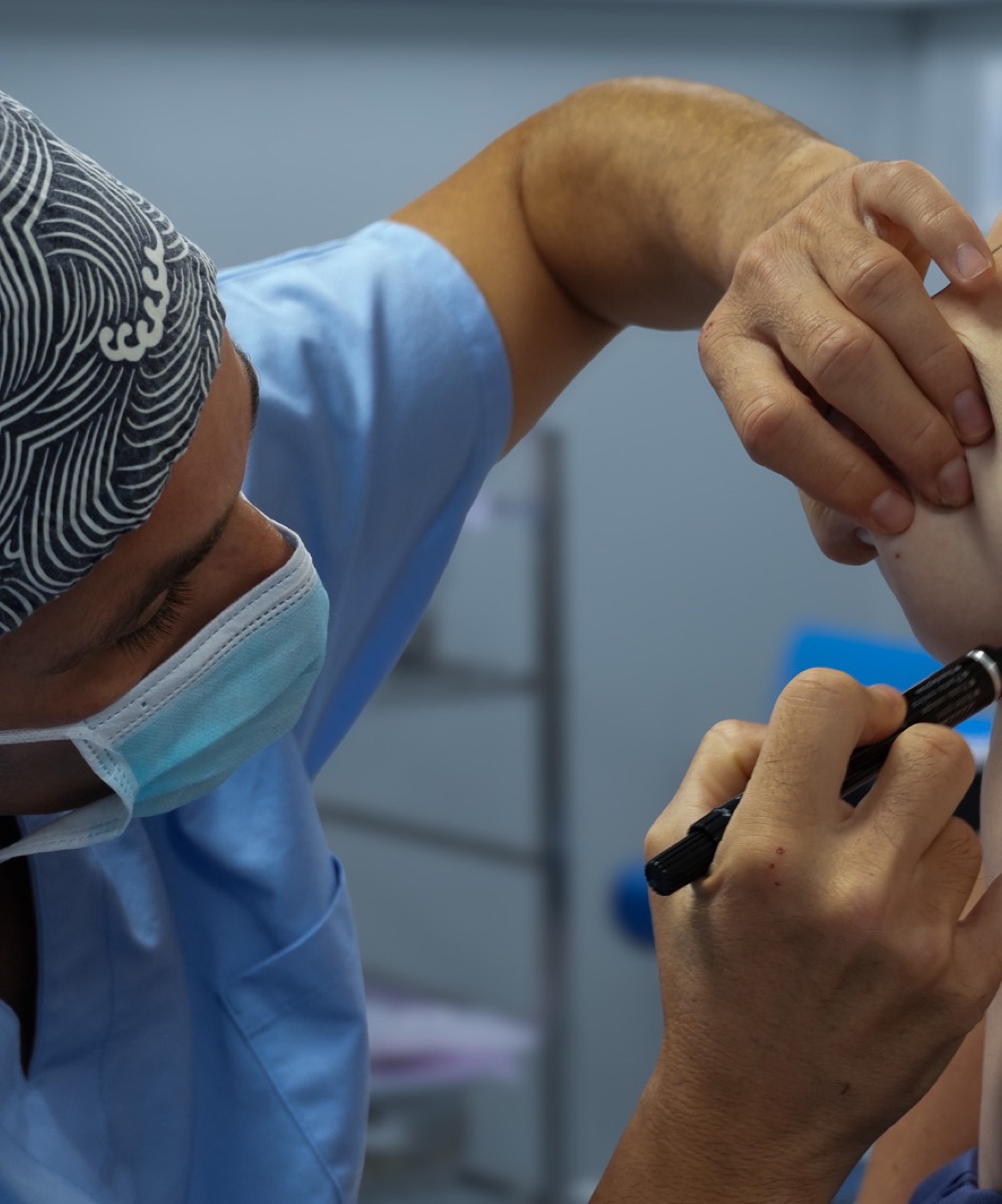Le Docteur Julien Luini réalisant les tracés préopératoires