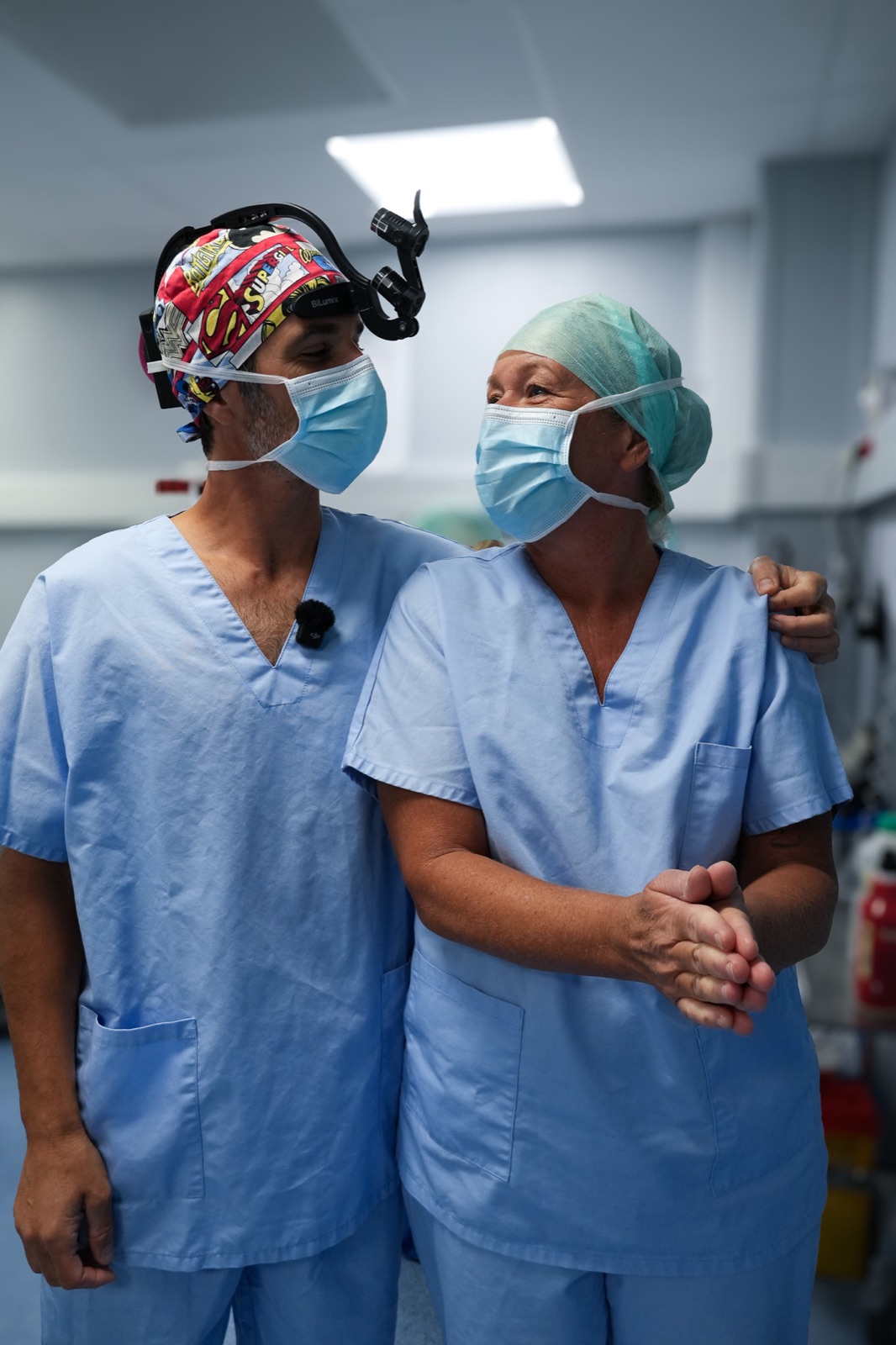 Le Docteur Julien Luini et son infirmière de bloc opératoire