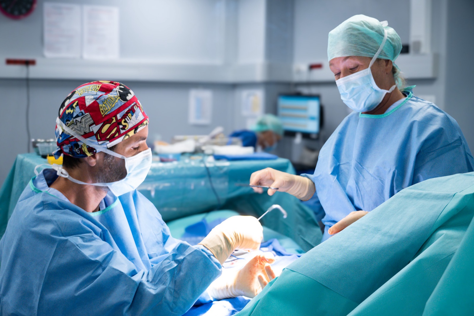 Le Docteur Julien Luini opérant au bloc avec son équipe