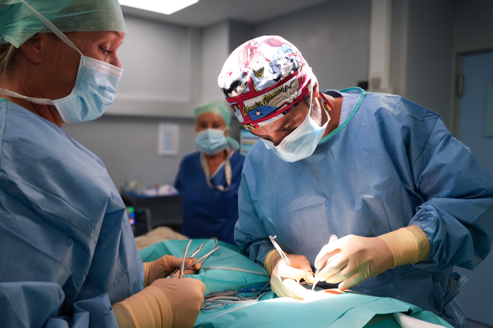 Le Docteur Julien Luini en intervention de chirurgie plastique